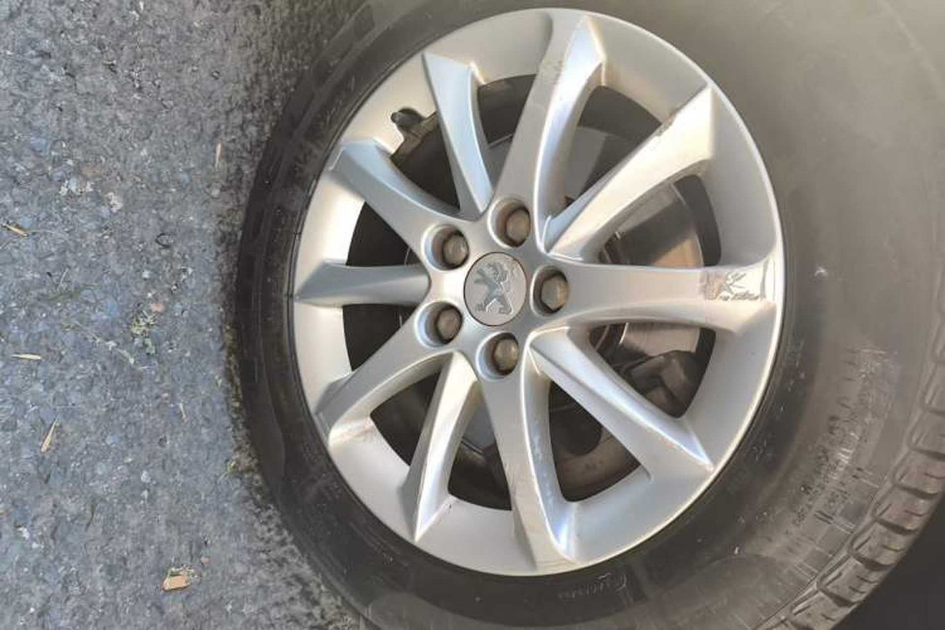 Used Peugeot 508 2013 2.0L 2nd Anniversary Edition with Automatic Sunroof – Classic Version Right Front Wheel Hub