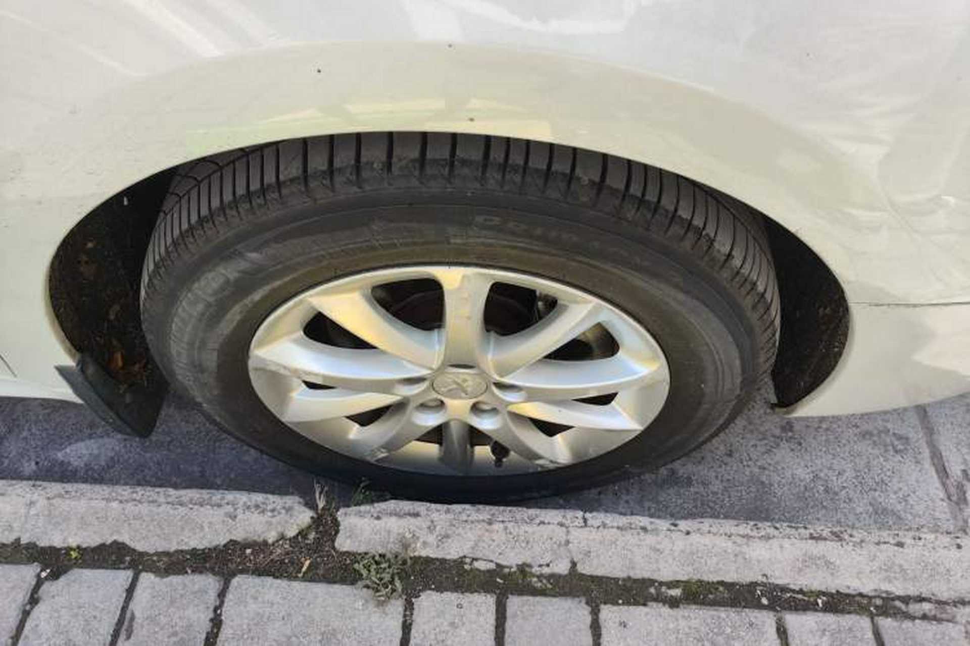 Used Peugeot 508 2013 2.0L 2nd Anniversary Edition with Automatic Sunroof – Classic Version Right Front Wheel Hub