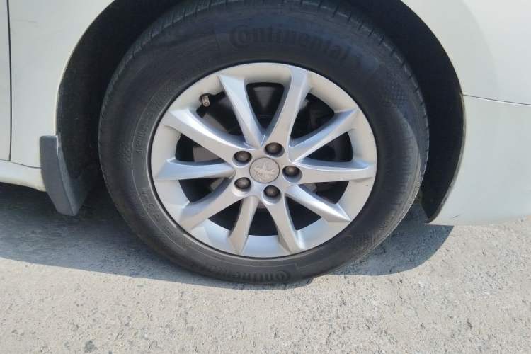 Used Peugeot 508 2013 2.0L 2nd Anniversary Edition with Automatic Sunroof – Classic Version Right Front Wheel Hub