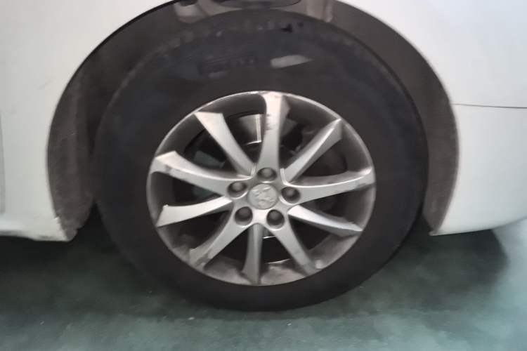 Used Peugeot 508 2013 2.0L 2nd Anniversary Edition with Automatic Sunroof – Classic Version Right Front Wheel Hub