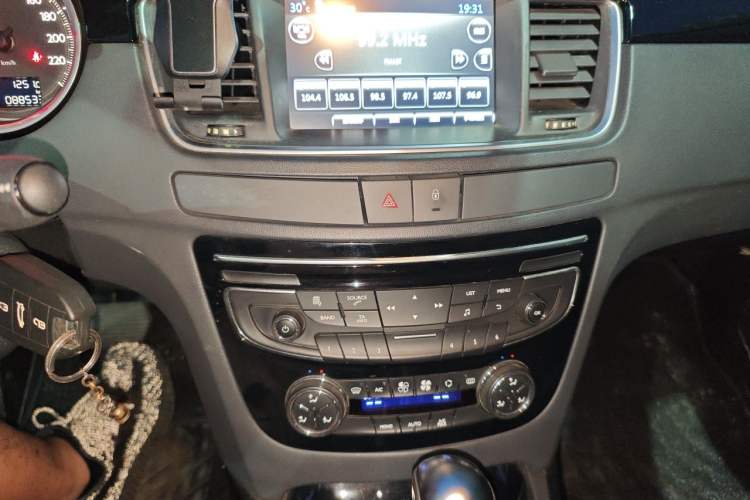 Used Peugeot 508 2015 2.0L Automatic Zhiyi Edition Audio And AC Panel