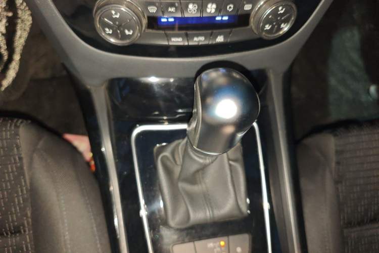 Used Peugeot 508 2015 2.0L Automatic Zhiyi Edition Gear Lever