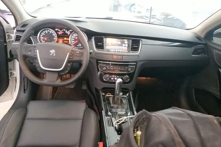 Used Peugeot 508 2015 1.6THP Automatic Prestige Edition Center Console