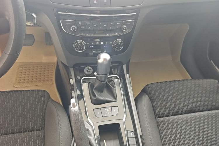 Used Peugeot 508 2015 2.0L Automatic Zhiyi Edition Gear Lever
