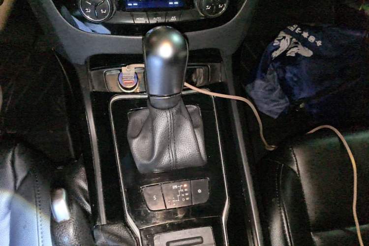Used Peugeot 508 2015 2.0L Automatic Zhiyi Edition Gear Lever