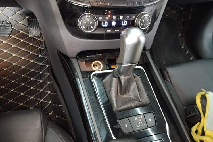 Used Peugeot 508 2015 1.6THP Automatic Prestige Edition Gear Lever
