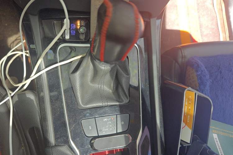 Used Peugeot 508 2015 2.0L Automatic Zhiyi Edition Gear Lever