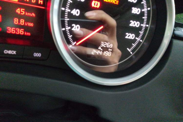 Used Peugeot 508 2015 2.0L Automatic Zhiyi Edition Odometer Close Up
