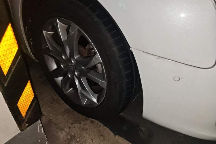 Used Peugeot 508 2015 1.6THP Automatic Prestige Edition Right Front Wheel Hub