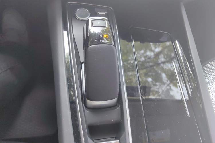Used Peugeot 508L New Energy 2021 1.6T Plug-in Hybrid Tech Edition Gear Lever