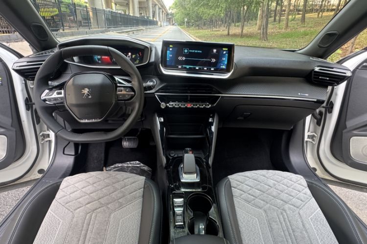 Used Peugeot e2008 2020 3D ZhenShang Edition Interior 1