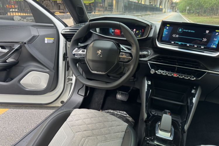 Used Peugeot e2008 2020 3D ZhenShang Edition Interior 2