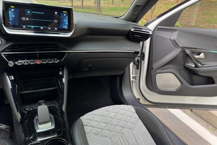 Used Peugeot e2008 2020 3D ZhenShang Edition Interior 8