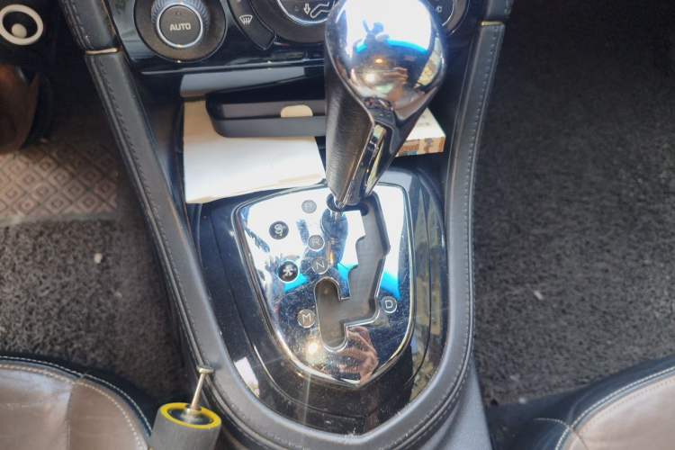 Used Peugeot RCZ 2014 1.6T Luxury Edition in a Light-Colored Style Gear Lever