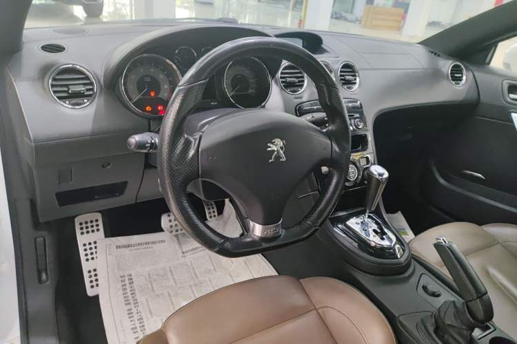 Used Peugeot RCZ 2014 1.6T Luxury Edition in Dark Style Interior 3