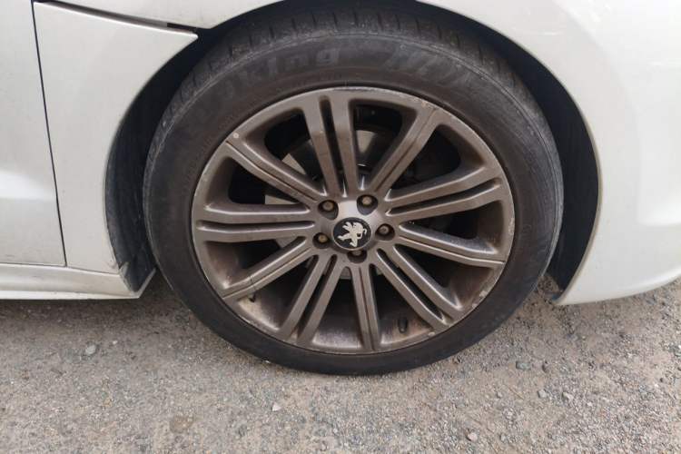 Used Peugeot RCZ 2014 1.6T Luxury Edition in a Light-Colored Style Right Front Wheel Hub