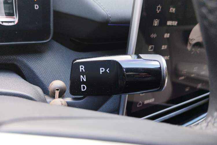 Used Polestar 4 2024 Single-Motor Standard Range PLUS Dual-Star Connectivity Edition Gear Lever