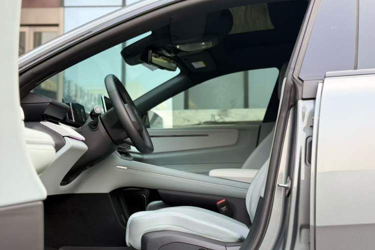Used Polestar 4 2023 Single-Motor Long-Range PLUS Interior 2