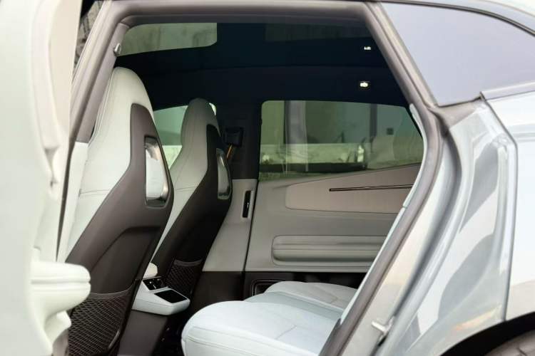 Used Polestar 4 2023 Single-Motor Long-Range PLUS Interior 3