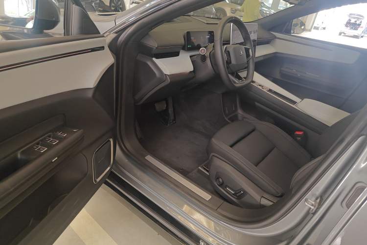 Used Polestar 4 2023 Single Motor Standard Range PLUS Interior 3