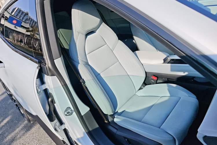 Used Polestar 4 2023 Single-Motor Long-Range PLUS Right Front Seat