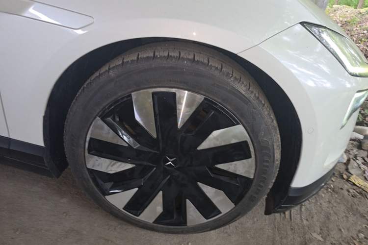Used Polestar 4 2023 Dual-Motor Long-Range PLUS Right Front Wheel Hub