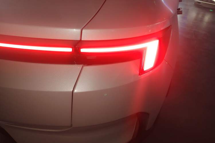 Used Polestar 4 2024 Single-Motor Standard Range PLUS Dual-Star Connectivity Edition Exterior 6