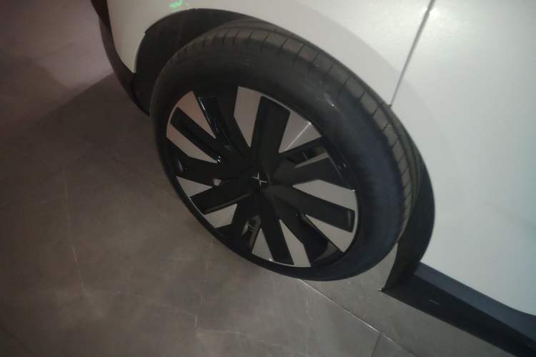 Used Polestar 4 2024 Single-Motor Standard Range PLUS Dual-Star Connectivity Edition Exterior 8