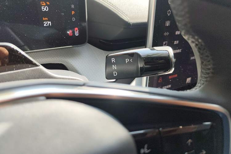 Used Polestar 4 2024 Dual-Motor Long-Range PLUS Dual-Star Connectivity Edition Gear Lever