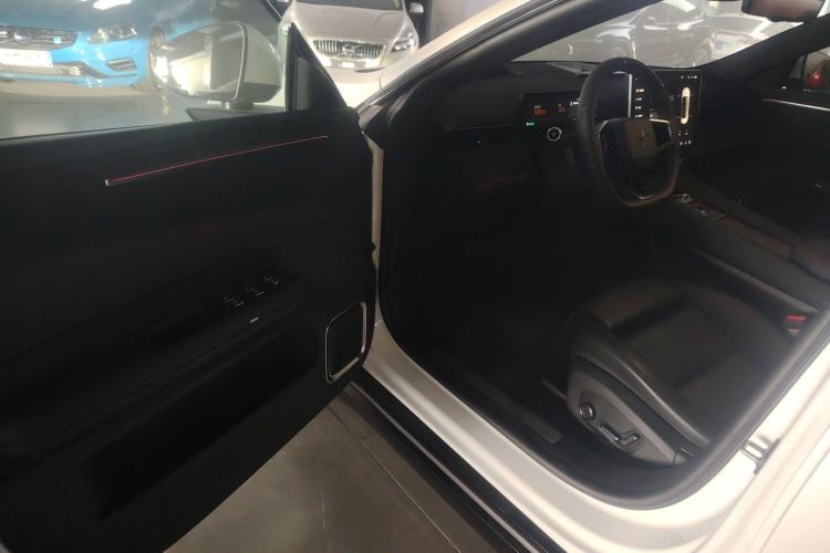 Used Polestar 4 2024 Single-Motor Standard Range PLUS Dual-Star Connectivity Edition Interior 3
