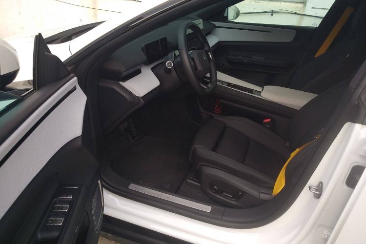 Used Polestar 4 2024 Dual-Motor Long-Range PLUS Dual-Star Connectivity Edition Interior 3