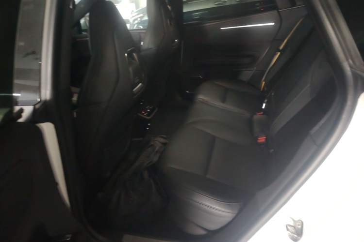 Used Polestar 4 2024 Single-Motor Standard Range PLUS Dual-Star Connectivity Edition Interior 4