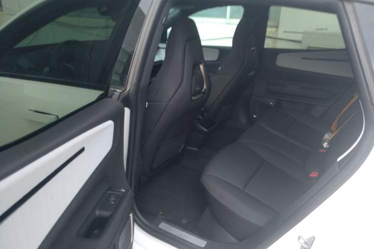 Used Polestar 4 2024 Dual-Motor Long-Range PLUS Dual-Star Connectivity Edition Interior 4