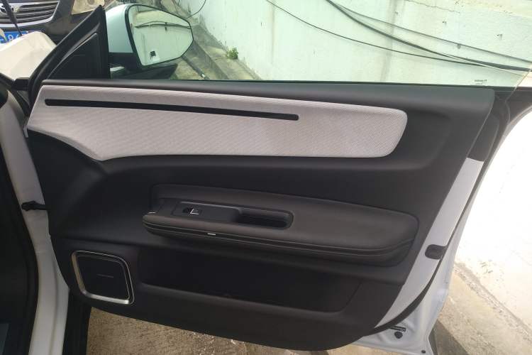 Used Polestar 4 2024 Dual-Motor Long-Range PLUS Dual-Star Connectivity Edition Interior 5