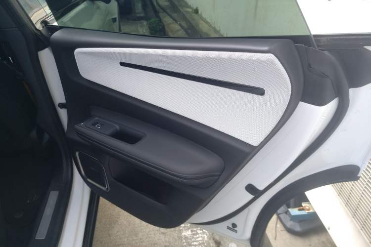 Used Polestar 4 2024 Dual-Motor Long-Range PLUS Dual-Star Connectivity Edition Interior 6