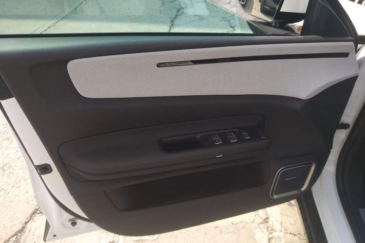 Used Polestar 4 2024 Dual-Motor Long-Range PLUS Dual-Star Connectivity Edition Interior 7