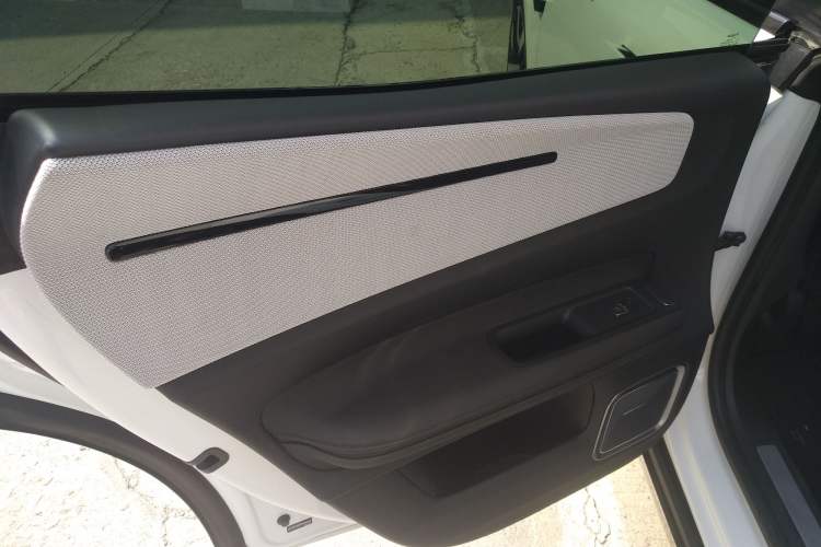 Used Polestar 4 2024 Dual-Motor Long-Range PLUS Dual-Star Connectivity Edition Interior 8