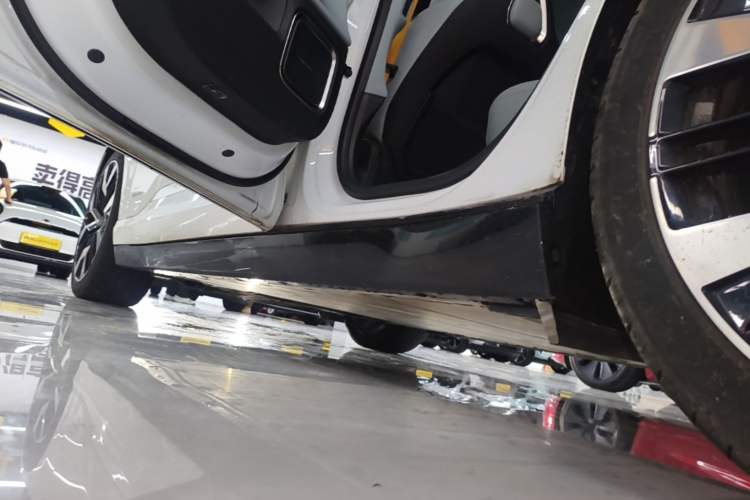 Used Polestar 4 2024 Dual-Motor Long-Range PLUS Dual-Star Connectivity Edition Left Side Sill