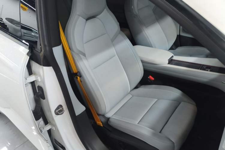 Used Polestar 4 2024 Dual-Motor Long-Range PLUS Dual-Star Connectivity Edition Right Front Seat