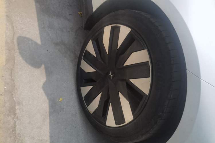 Used Polestar 4 2024 Single-Motor Standard Range PLUS Dual-Star Connectivity Edition Right Front Wheel Hub