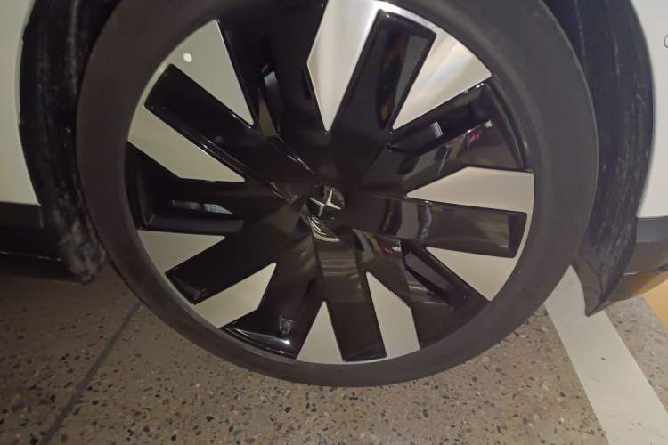 Used Polestar 4 2025 Luxury Edition Right Front Wheel Hub