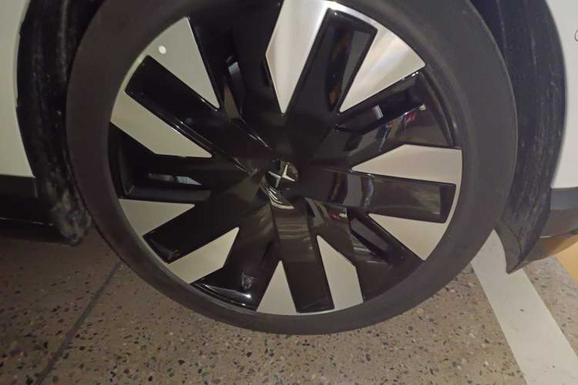 Used Polestar 4 2025 Luxury Edition Right Front Wheel Hub