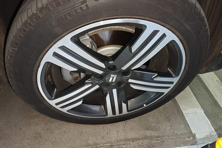 Used Polestones 01 2023 All-Purpose 7-Seater Version Right Front Wheel Hub