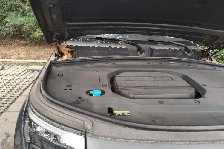 Used Polestones 01 2023 All-Purpose 7-Seater Version Engine Bay Right