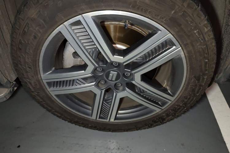 Used Polestones 01 2023 All-Purpose 7-Seater Version Right Front Wheel Hub