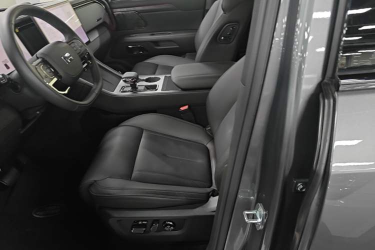 Used Polestones 01 2024 Deluxe 6-Seater Standard Range Version Left Front Seat