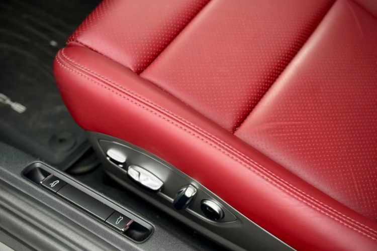 Used Porsche 718 2020 Cayman 2.0T Interior 1