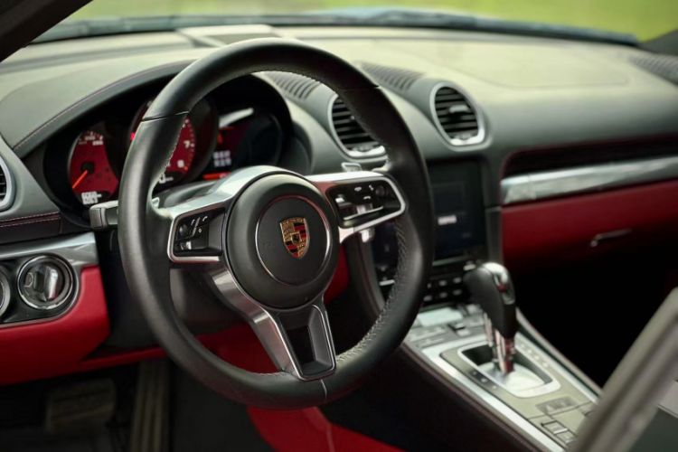 Used Porsche 718 2020 Cayman 2.0T Interior 2