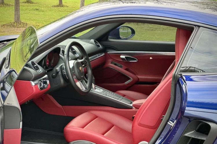 Used Porsche 718 2020 Cayman 2.0T Interior 3