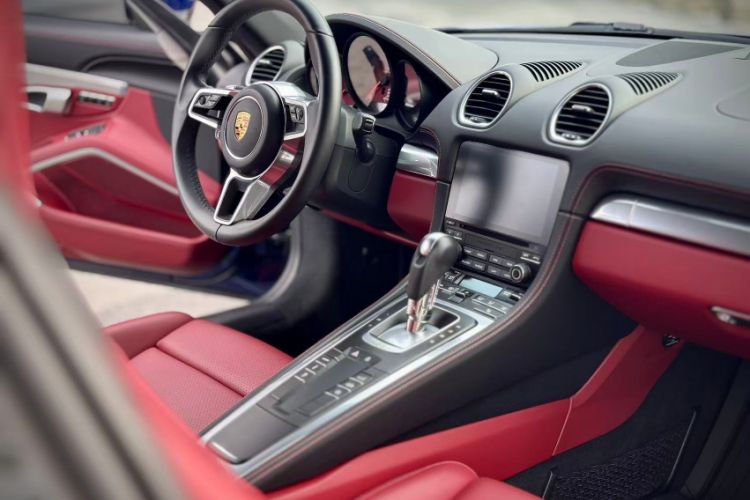 Used Porsche 718 2020 Cayman 2.0T Interior 4